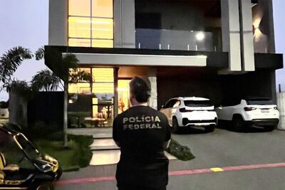 Agentes de la Policía Federal frente a la mansión del capturado Marcel Martins Silva.