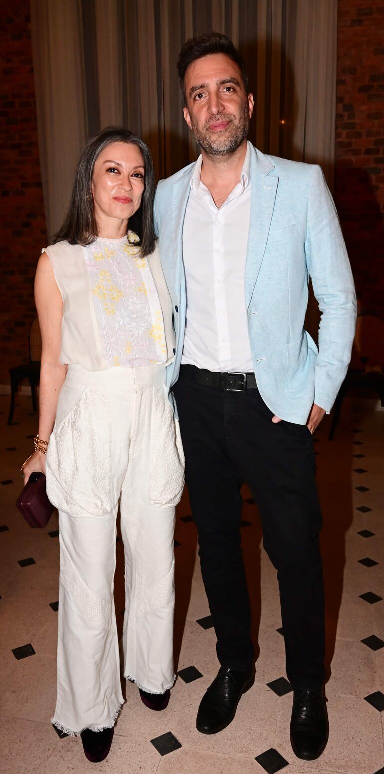 Embajador británico Ramin Navai y Paola Victoria. 