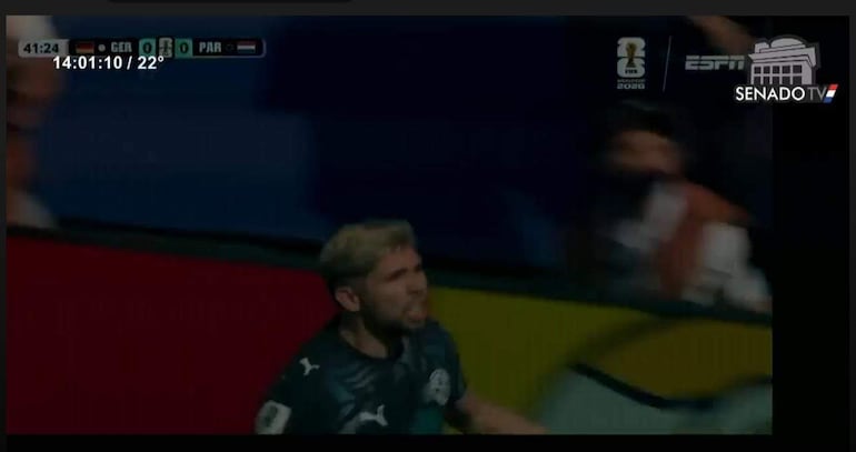 Jugador de fútbol celebra un gol en el estadio, vistiendo camiseta de Paraguay, con marcador 0-0 contra Alemania en un ambiente festivo.
