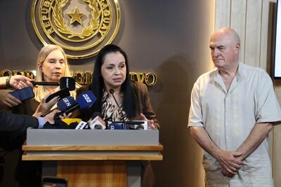Senadores suplentes de Cruzada Nacional que asumen: en reemplazo de Javier "Chaqueñito" Vera Gladys Lucía Mendoza de Esparza y en reemplazo de Norma Aquino alias "Yamy Nal", Walter Janusz Ricardo Kobylanski Brandhuber. Aparecen junto a Yolanda Pareces (c).