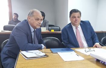 Joaquín Roa, ex ministro de Emergencia Nacional acusado de supuesta corrupción; y el Abg. Rodrigo González Planas.