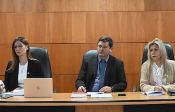 juez Darío Báez, juez Gloria Hermosa y juez Natalia Cacavelos.