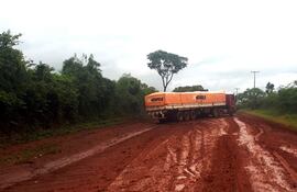 El tramo de ruta para acceder al puente sobre el arroyo Capiibary en la zona de Capiitindy es uno de los más afectados en épocas de lluvia.