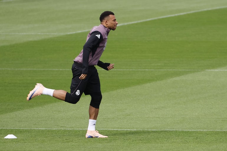 Kylian Mbappé, jugador del Real Madrid, durante el entrenamiento del plantel merengue este miércoles 13 de mayo en la Ciudad Deportiva de Valdebebas, en Madrid, España.
