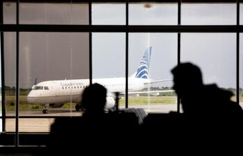 Un vuelo de Copa Airlines aterriza en República Dominicana. Esta aerolínea anunció el cierre de sus operaciones desde el 22 de marzo y espera retomarlas el 22 de abril.