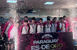 La Selección Paraguaya Sub 20 fue recibida en el aeropuerto Silvio Pettirossi tras revalidar el título suramericano. Foto: Lilian Acosta/ABC TV.