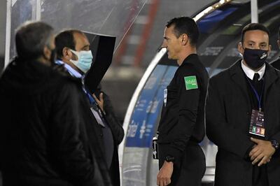 El árbitro principal, Wilmar Roldán, fue llamado por el VAR para revisar la falta de Vecino.