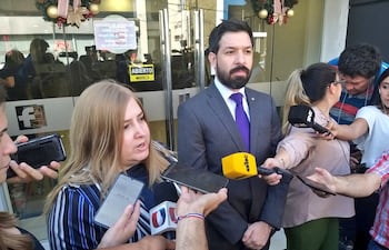 Los fiscales de UDEA Liliana Alcaraz y Osmar Legal, encargados de la investigación contra Horacio Cartes por lavado de dinero y contrabando.