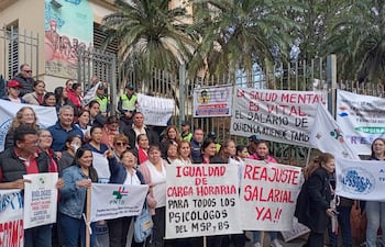 Trabajdores de la salud se manfiestan frente al Ministerio de Salud para exigir un reajuste salarial y la carrera sanitaria.