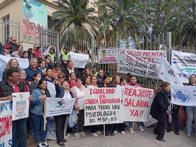 Trabajdores de la salud se manfiestan frente al Ministerio de Salud para exigir un reajuste salarial y la carrera sanitaria.