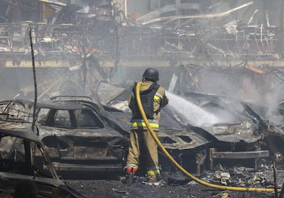 Un bombero trabaja en el sitio de un bombardeo ruso en Zaporiyia, Ucrania.