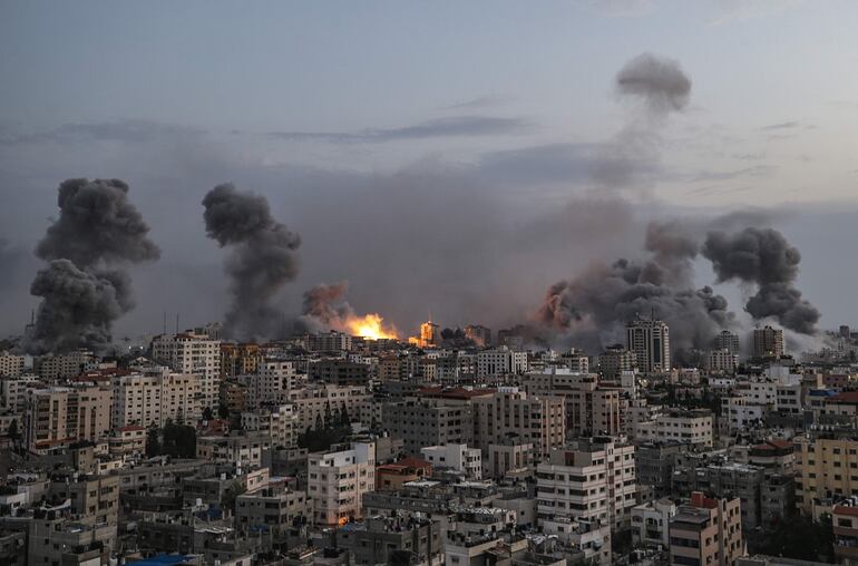 Vista del ataque israelí sobre Gaza, Palestina. El ejército israelí informó este martes que desde el comienzo del conflicto con el grupo islamista palestino Hamás, el pasado sábado, ha atacado hasta las 20:00 hora local (17:00 GMT) del lunes a un total de 1.707 objetivos en la franja de Gaza.