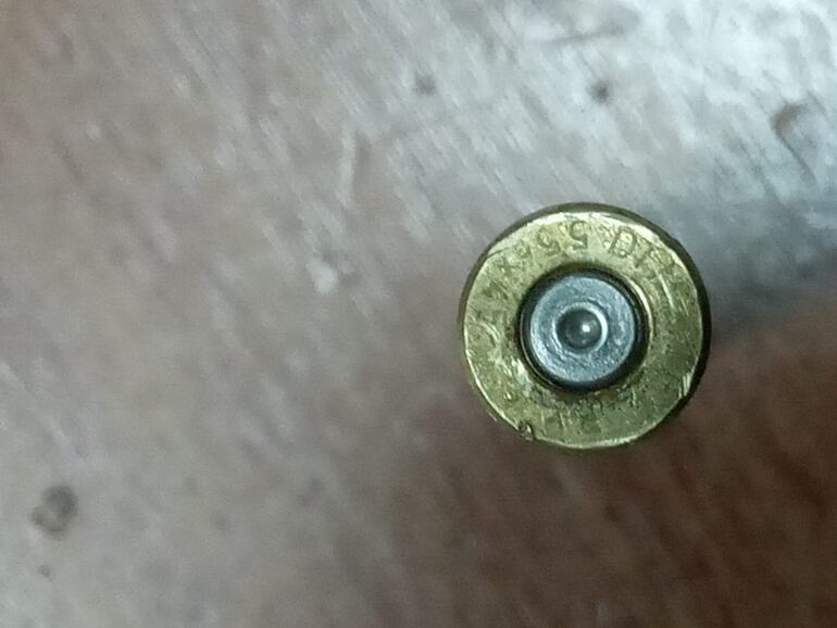 Una de las vainillas servidas levantadas del lugar del atentado con la inscripción DIMABEL, en la base.