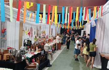 Presencia numerosa de personas en la Feria del Libro y Ciencia Caaguazú Lee 2025.