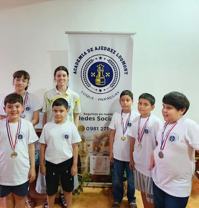 La profesora Helen Montiel, con sus alumnos de la colonia de vacaciones de Ajedrez, que culminó este sábado en forma exitosa.