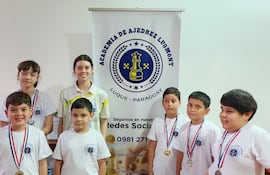 La profesora Helen Montiel, con sus alumnos de la colonia de vacaciones de Ajedrez, que culminó este sábado en forma exitosa.