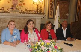 La intendenta de Mariano Roque Alonso, Carolina Aranda (PLRA, llanista); la intendenta de Ybycuí Carmen Benítez (ANR, cartista); la intendenta de Mbocayaty Norma Godoy (ANR; Añetete) y el intendente de Guarambaré Oscar Cabrera (ANR). FOTO: Facebook de la Municipalidad de Mariano Roque Alonso.