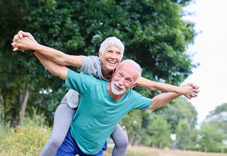 Pareja de adultos mayores, felices, riendo.
