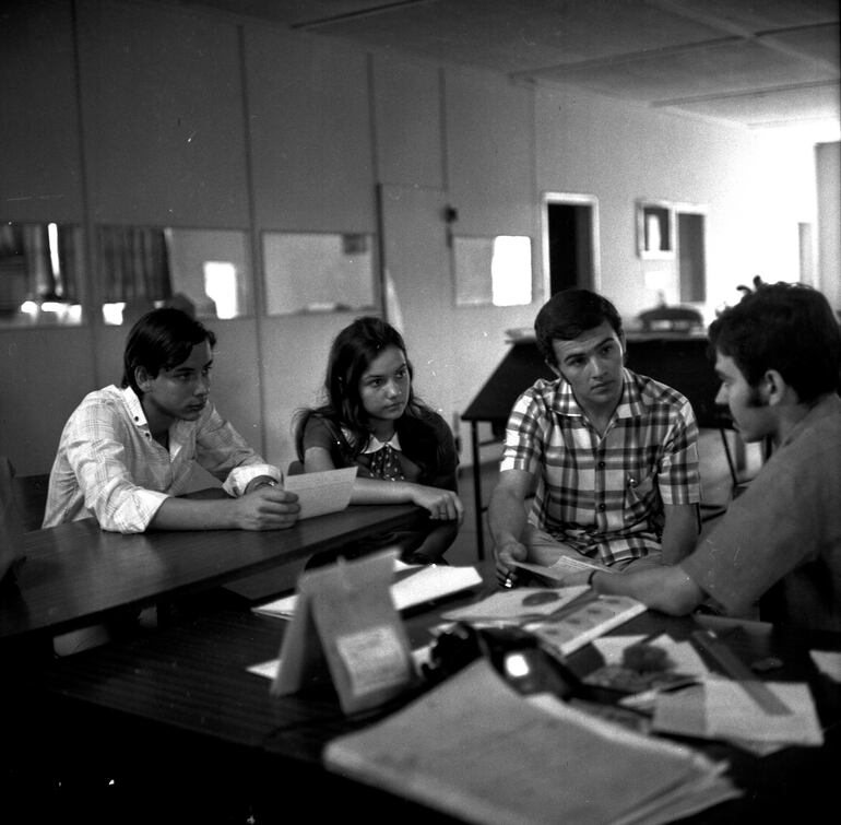 Jóvenes universitarios eran los protagonistas del programa Siesta Siete en Radio Guaraní.