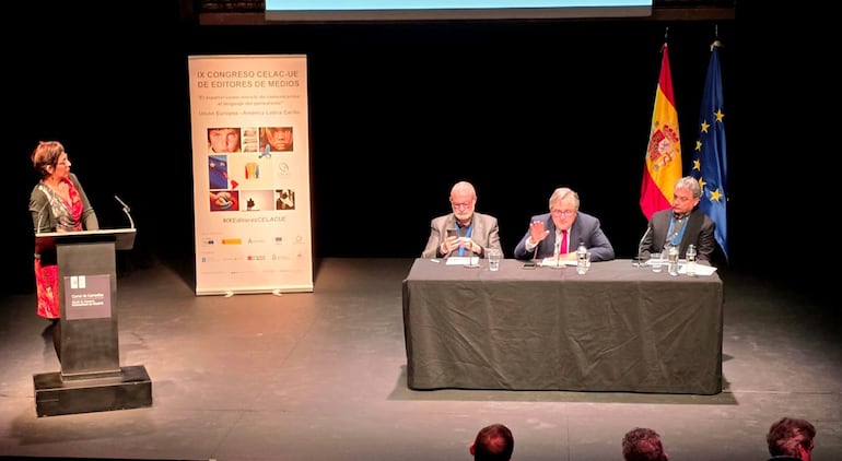 Modera Claudia Benavente (Bolivia), a la izq., esta mesa compuesta por Jesús González, Francisco Marhuenda (ambos España) y Pablo Vaca (Argentina).