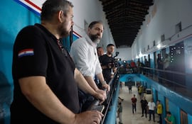 El director de la cárcel de Tacumbú, Luis Esquivel (remera negra), y el ministro de Justicia, Rodrigo Nicora (camisa blanca), durante un recorrido por el penal.