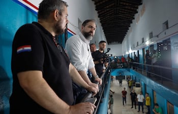 Ell ministro de Justicia de Paraguay, Rodrigo Nicora (izq.), durante una visita a la entonces Penitenciaría de Tacumbú, en Asunción. EFE/ Juan Pablo Pino.