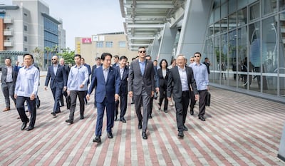 El presidente taiwanés, William Lai (c-i), y su homólogo paraguayo, Santiago Peña (c-d), visitaron el Parque Científico del Sur de Taiwán, ubicado en la ciudad de Tainan. Peña expresó su deseo de convertir a Paraguay en un "importante socio estratégico" de Taiwán en el ámbito de la alta tecnología, destacando la abundancia de recursos naturales y materias primas de Paraguay, en el marco de su visita de Estado a la isla.