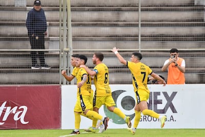 Celebración de uno de los dos goles que convirtió el 12 de Junio de Villa Hayes en el estadio Villa Alegre, de Encarnación.