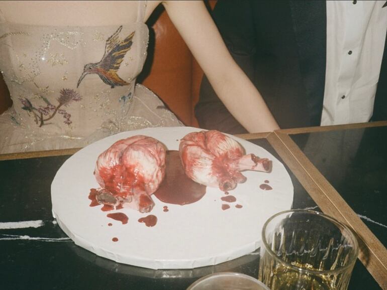 Anya Taylor-Joy y Malcolm McRae comieron pasteles en forma de corazón humano el día de su boda. (Instagram/Anya Taylor-Joy)