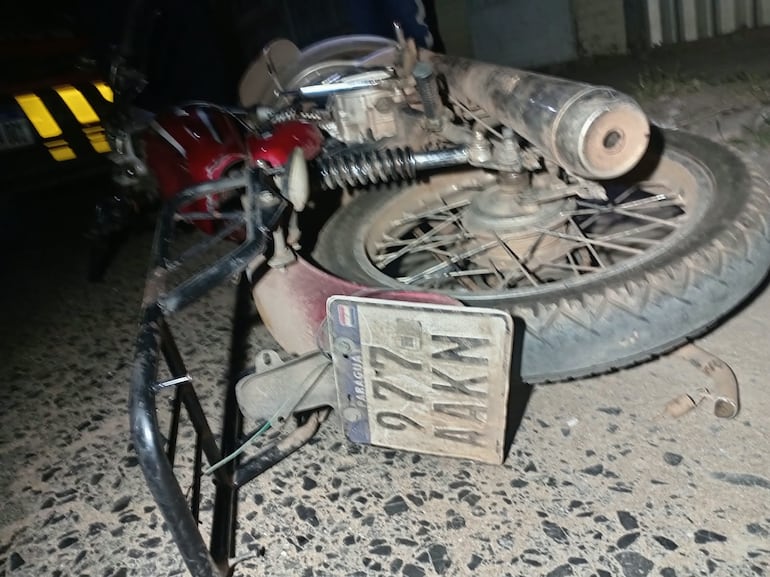 Motociclista pierde el control y muere tras chocar contra una columna en Ypané.