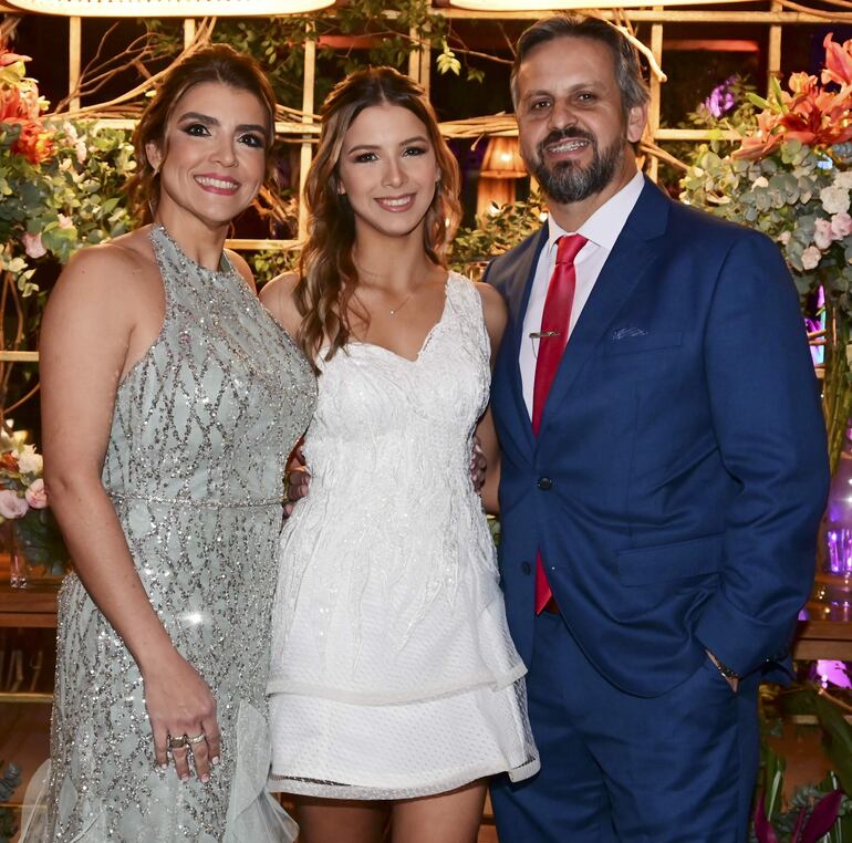 La quinceañera junto a sus padres padres Gloria Mora y Oscar Marín.