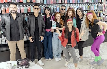 Parte del numeroso staff de LG Importados celebra el galardón con una jornada con la temática ochentosa.