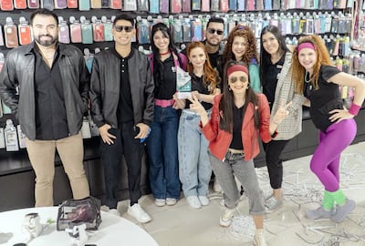 Parte del numeroso staff de LG Importados celebra el galardón con una jornada con la temática ochentosa.