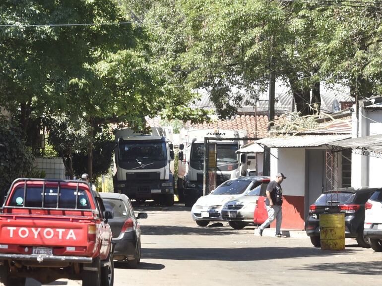 Camiones recolectores parados en pleno horario laboral, en la Dirección de Servicios Urbanos de la Municipalidad de Asunción.