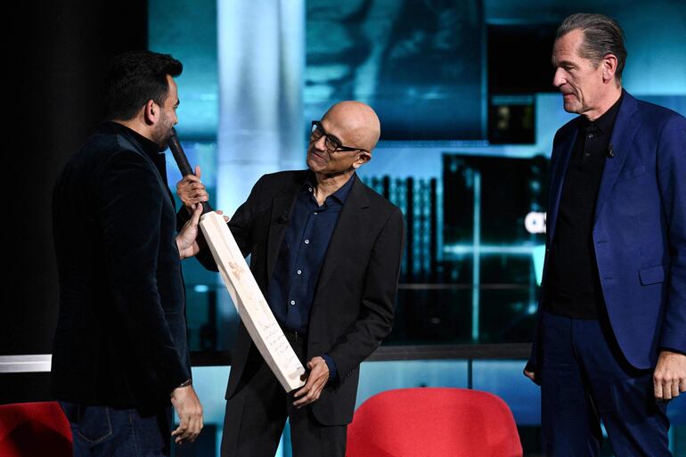 Microsoft CEO, Satya Nadella (C).