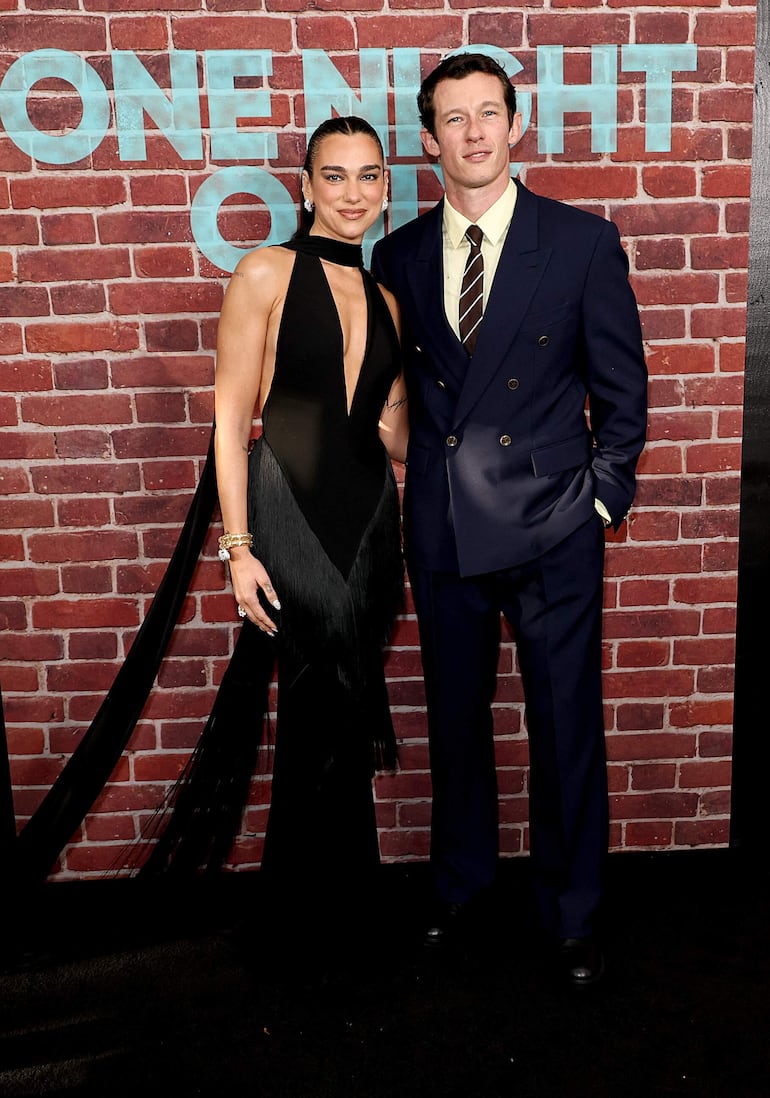 Dua Lipa y Callum Turner llegaron elegantísimos a la premier de "One Night Only" en el SVA Theater de Nueva York. (Jamie McCarthy/Getty Images/AFP)