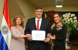 Esteban Samaniego posa junto con Blanca Álvarez (izq), madre del diputado y Patricia Corvalán, esposa (der.)