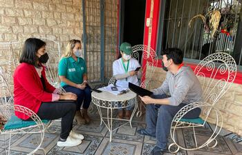 Evaluadores visitan a postulantes de BECAL esta mañana.