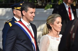 Santiago Peña, junto con su esposa Leticia Ocampos.