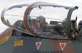 Teniente primero Cynthia Carolina Orué Santacruz, primera mujer paraguaya pilotando un un avión caza.