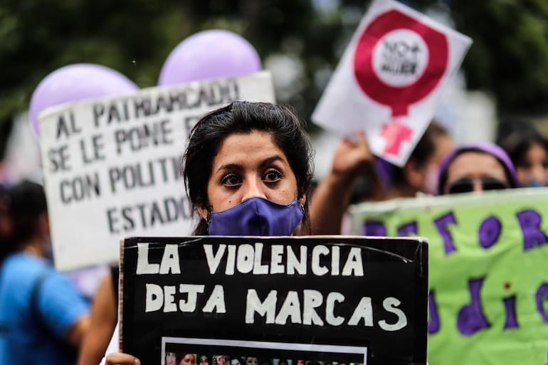 Fotografías de archivo de una de las marchas contra la violencia de género en Argentina.