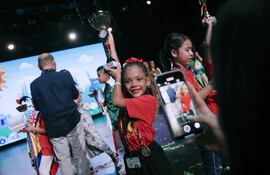 Una de las ganadoras en el ´Campeonato Mundial de Cálculo´ posa con su trofeo a la finalización de la prueba organizada por Aloha y que se ha celebrado hoy sábado en el Parque de Atracciones de Madrid.