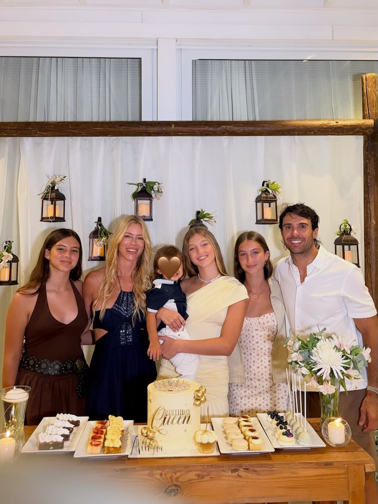 Nicole Neumann con su hijo Cruz Urcera, sus hijas Allegra, Indiana y Sienna Cubero, y su esposo Manu Urcera. (Instagram/Nicole Neumann)