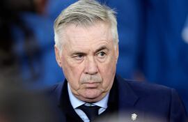 El entrenador italiano de Brasil, Carlo Ancelotti, reacciona antes del partido amistoso internacional de fútbol entre Brasil y Senegal en el Emirates Stadium de Londres.