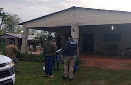 Cuatro encapuchados asaltan una vivienda en Paso Yobái y abandonan camioneta tras operativo policial.
