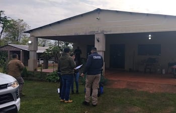 Cuatro encapuchados asaltan una vivienda en Paso Yobái y abandonan camioneta tras operativo policial.
