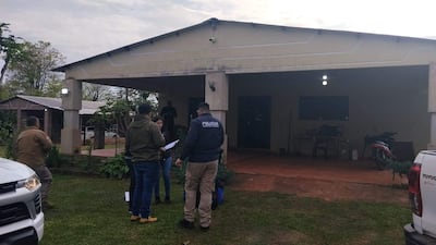 Cuatro encapuchados asaltan una vivienda en Paso Yobái y abandonan camioneta tras operativo policial.