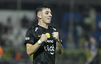 El argentino Franco Tomás Alfonso (24 años) festeja su gol, el segundo de Olimpia, esta tarde en Itauguá.