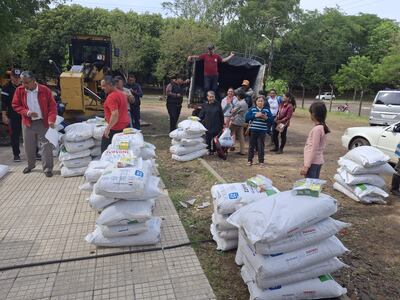 Pequeños ganaderos afectados por inundaciones en Ayolas reciben asistencia desde el Gobierno departamental.