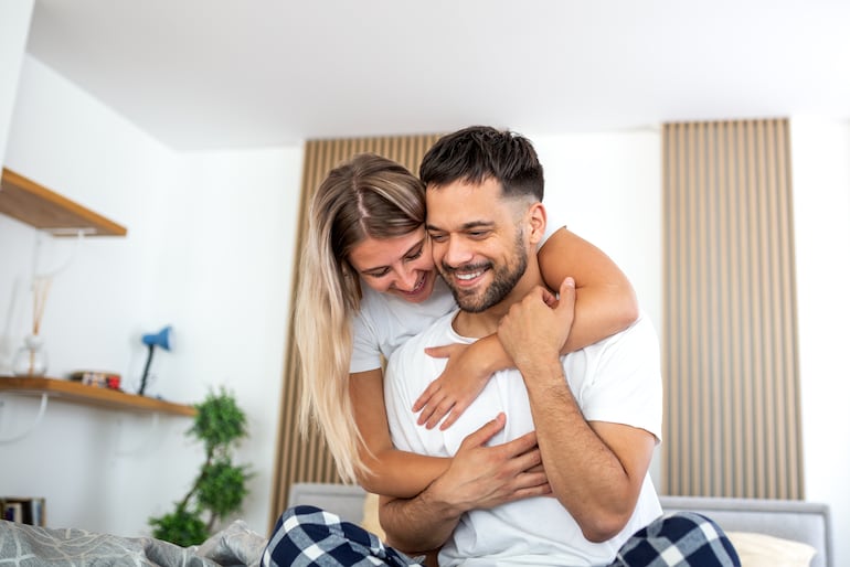 Pareja feliz, intimidad, abrazo, imagen ilustrativa.